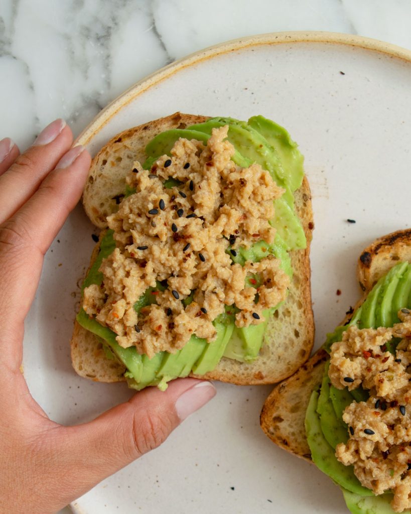 Atún en tostada aguacate corto
