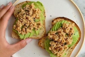 Imagen de un bowl nutritivo con ingredientes frescos, perfecto para ilustrar recetas veganas fáciles de preparar.