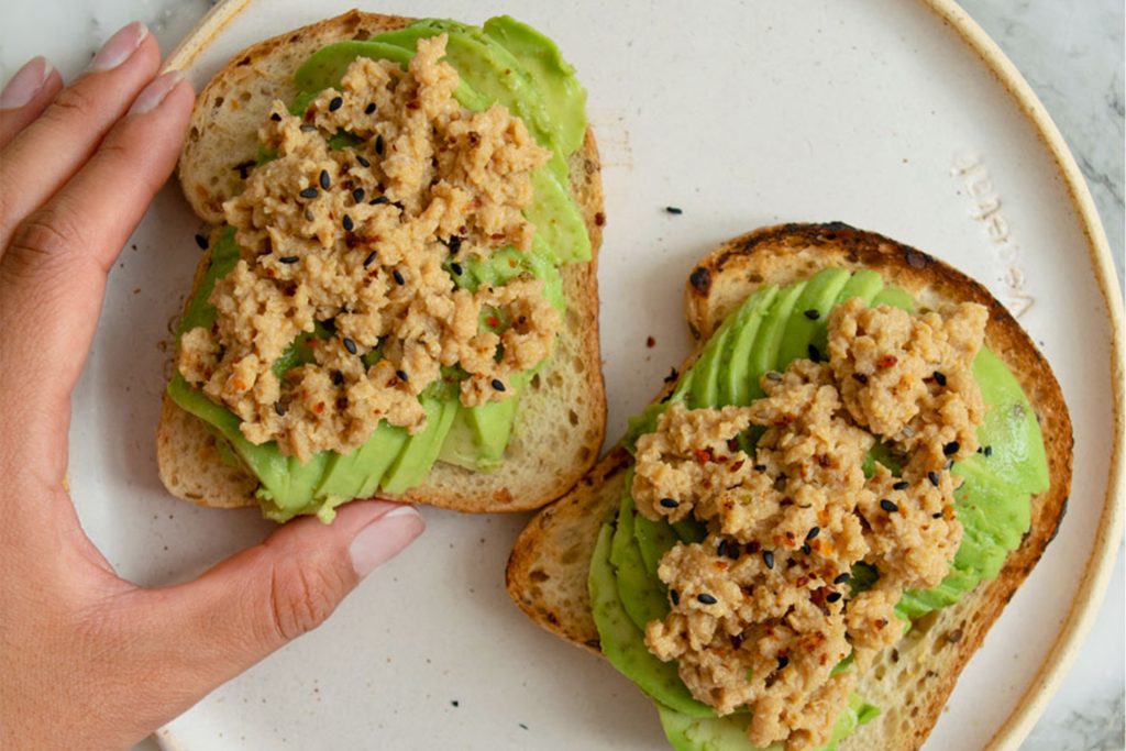 Imagen de un bowl nutritivo con ingredientes frescos, perfecto para ilustrar recetas veganas fáciles de preparar.