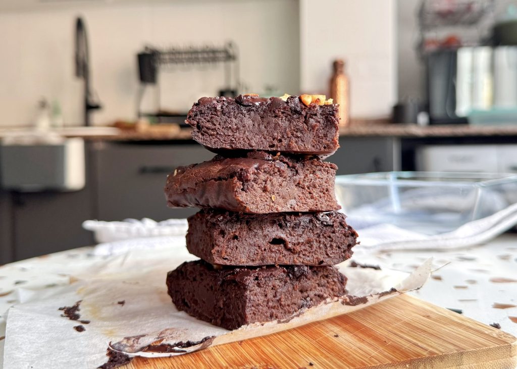 Brownie vegano con plátano y alto en proteínas