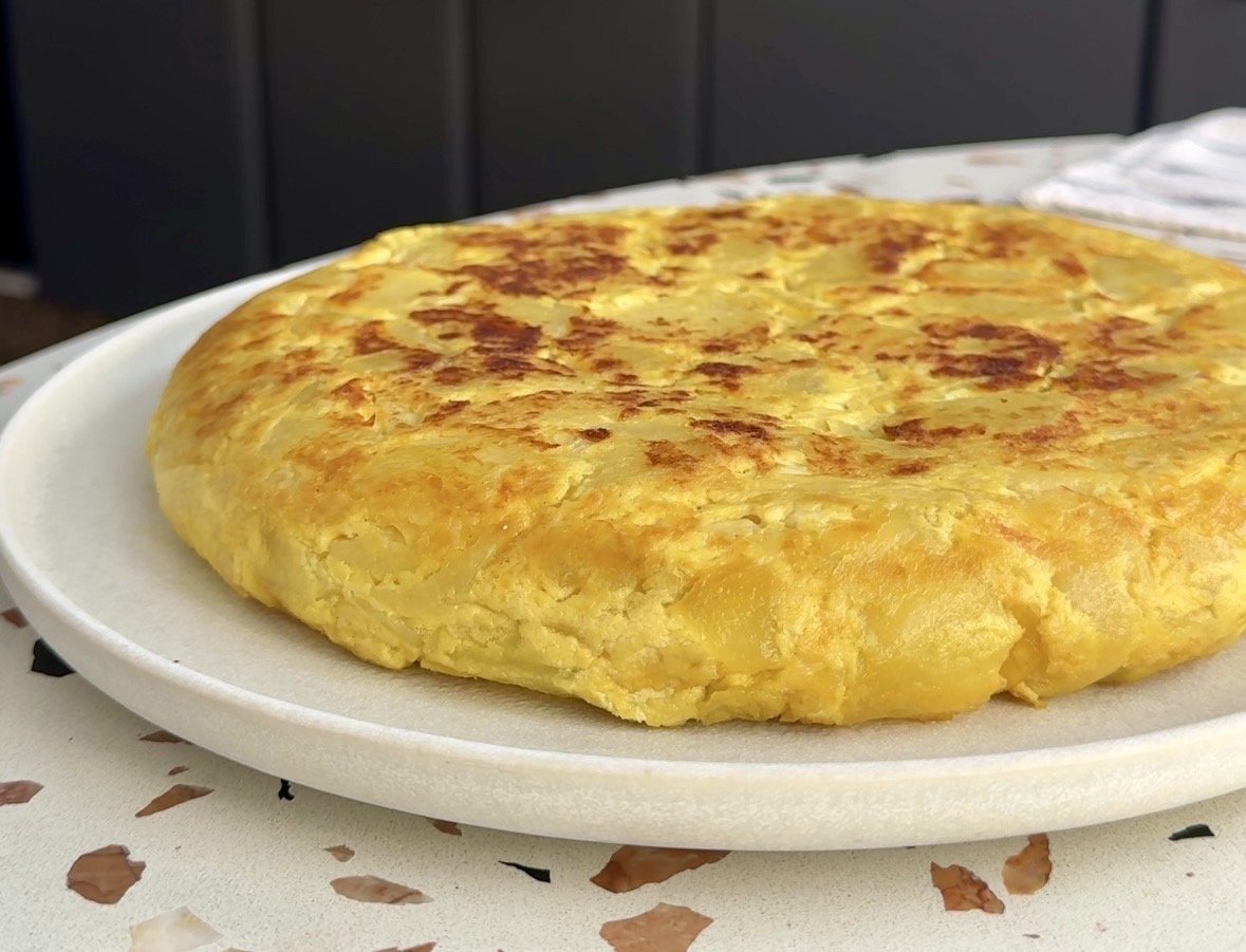 Receta tortilla de patata vegana jugosa [con vídeo]