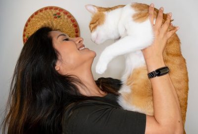 Imagen de una mujer sonriente preparando alimentos veganos, representando el inicio de un estilo de vida saludable y consciente.
